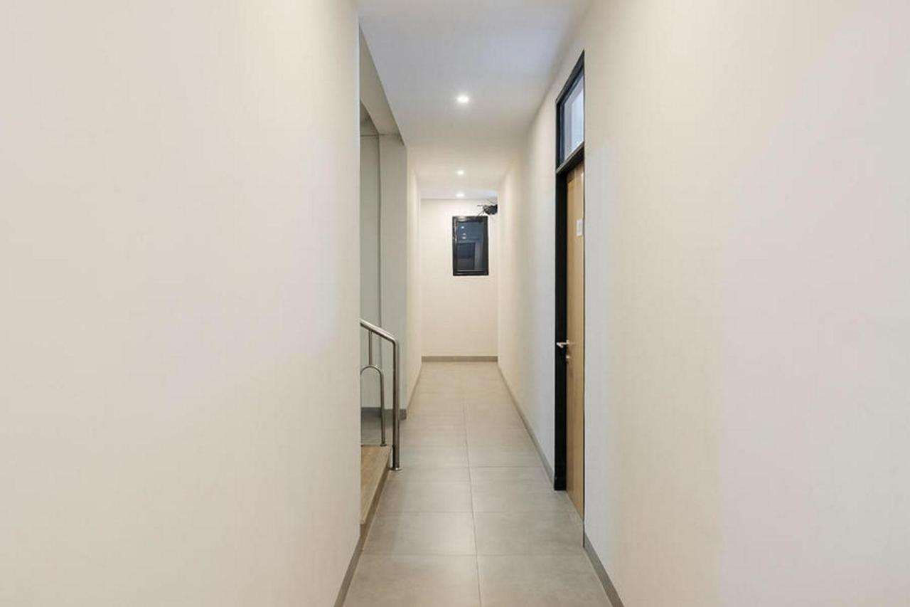 Reddoorz Plus Near Taman Anggrek Mall ジャカルタ エクステリア 写真